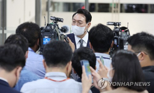 윤석열 대통령이 17일 서울 용산 대통령실청사로 출근하며 기자들의 질문에 답하고 있다. <연합뉴스>